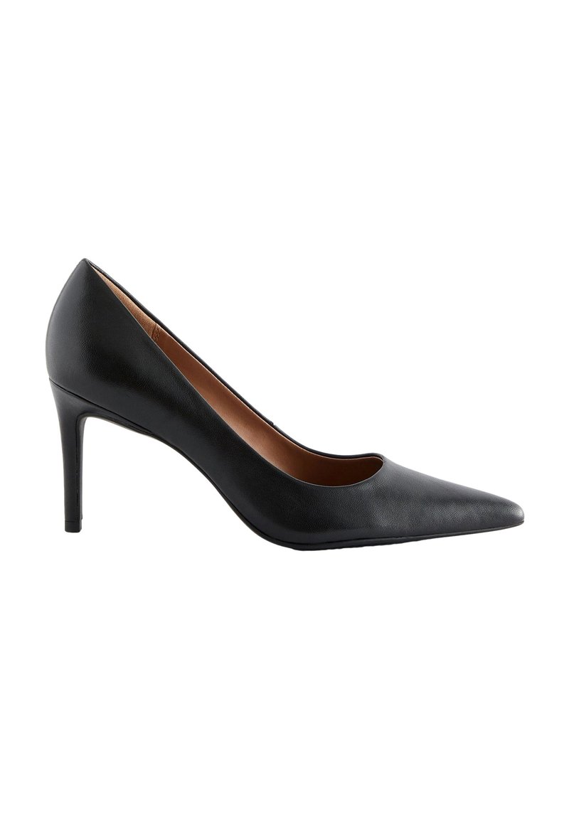 Scarpa nera in pelle con tacco a stiletto, punta affilata, texture liscia e tacco sottile. Interno foderato in materiale marrone.