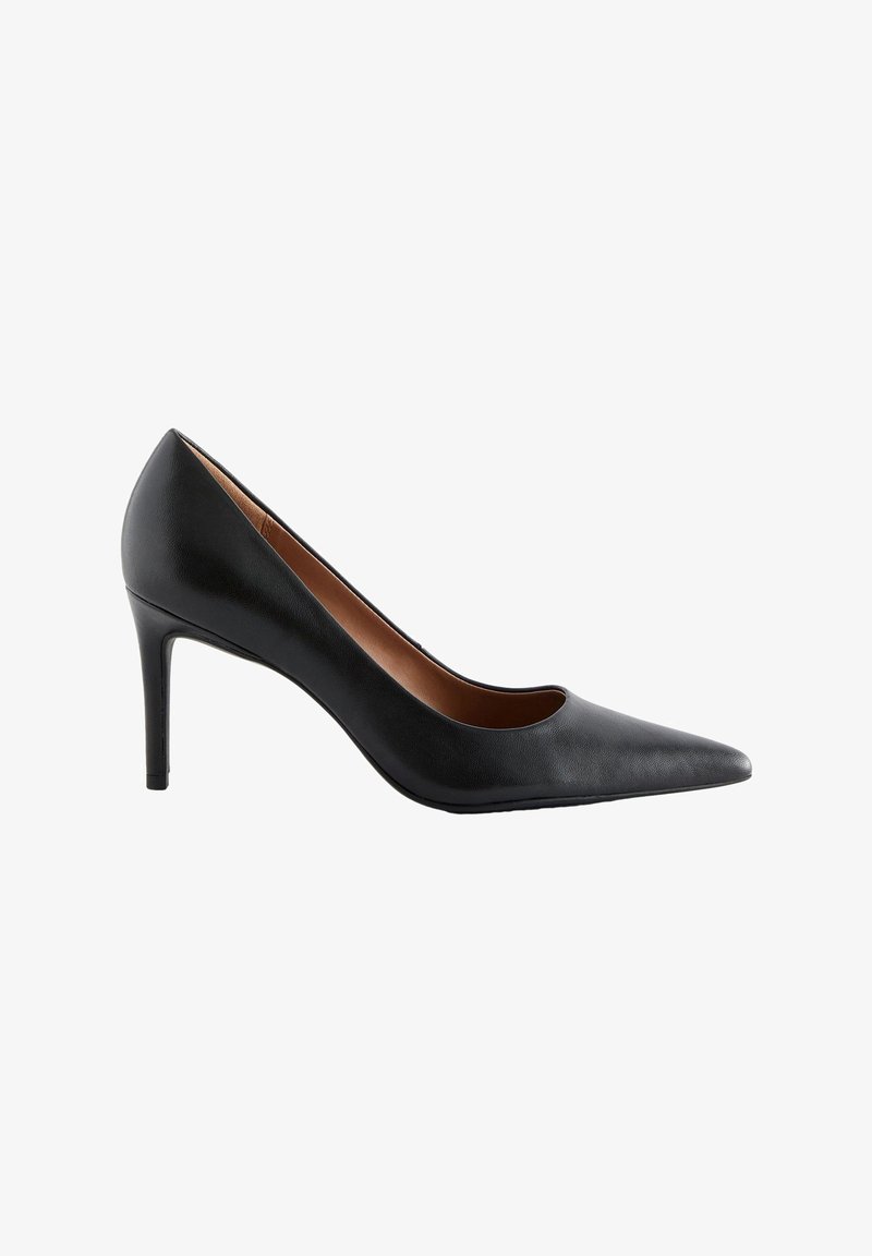 Črne usnjene čevlje na peto s koničastim nosom, gladko teksturo in ožjim stiletto peto. Znotraj podloženi z rjavim materialom.