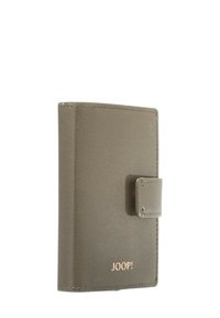 Brun lædertegnebog med trykluk og "JOOP!" logo prægede i guld på forsiden mod en hvid baggrund.