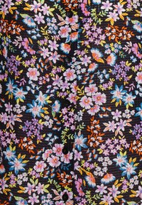 Bloemachtig stof met veelkleurige bloemen op een zwarte achtergrond, met zwarte knopen die verticaal in het midden lopen.