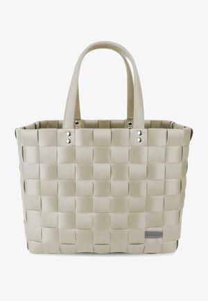 Beige geflochtene Tragetasche mit stabilen Griffen, ausgestattet mit einem Karomuster und metallischen Akzenten an der Seite, entworfen für Langlebigkeit.