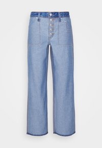 Pantalon en denim bleu clair à jambes larges avec poches plaquées à l'avant, fermeture à cinq boutons et détail de ceinture bleu foncé.