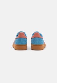 adidas Originals HANDBALL SPEZIAL - Sportbačiai - light blue/wonder clay/footwear white