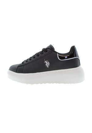 Svarta låga sneakers med vit tjock sula, snörning framtill och Polo-spelare logotyp på sidan.