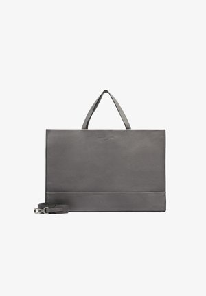 Borsa tote in pelle grigia con manici doppi e tracolla removibile. Presenta un design elegante e minimalista con una texture liscia e un logo discreto.