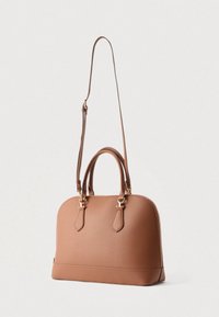 Καφέ δερμάτινη τσάντα με δομημένο σχήμα, διπλές λαβές, αποσπώμενο λουρί ώμου και χρυσές μεταλλικές λεπτομέρειες. Ορατή υφή στην επιφάνεια.