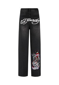 Mustat farkut, joissa on iso valkoinen "Ed Hardy" -logo takana ja värikkäitä brodyyrejä, kuten pääkallo ja kruunu.