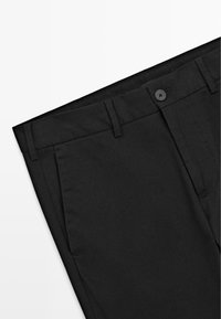 Černé kalhoty vyrobené z hladké tkaniny, s zapínáním na knoflík, plochým předním dílem, poutek na opasek a postranními kapsami. Čistý design bez viditelných vzorů.