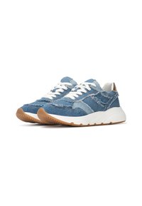 Sneakers in denim blu con lacci bianchi, una parte superiore testurizzata e una suola in gomma di un beige chiaro. Presentano un design a contrasto con bordi sfilacciati.