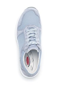 Světle modré tenisky z materiálů síťoviny a semiše, kulatá špička, bílé šňůrky a polstrovaný límec s vnitřní značkovou stélkou.