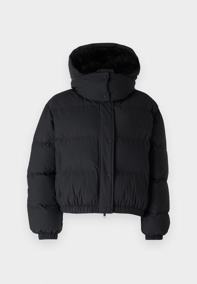 Jachetă pufă neagră cu glugă căptușită cu blană, nasturi tip snap și manșete și tiv elastic. Design matlasat pentru căldură și volum.