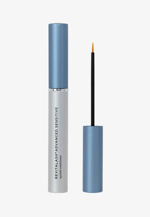 Tubo di balsamo per ciglia etichettato "RevitaLash Advanced Sensitive" con tappo blu e applicatore con pennello sottile accanto.