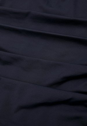 Material bleumarin cu plii diagonale, având o textură netedă și moale și o suprafață ușor lucioasă. Fără detalii metalice sau suplimentare vizibile.