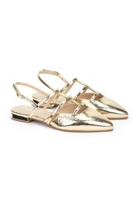 Zapatos de slingback metálicos dorados con punta afilada, múltiples correas en la parte superior y un tacón bajo cuadrado. Textura suave con ligero brillo.