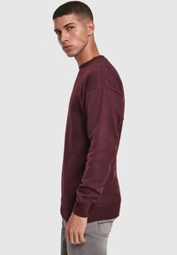 Urban Classics SWEAT CREWNECK - Felpa - redwine