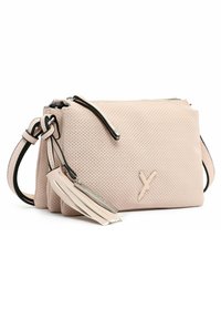 Borsa a mano in pelle perforata rosa con chiusura a zip, dettagli neri e un pon-pon staccabile. Presenta una forma rettangolare strutturata.