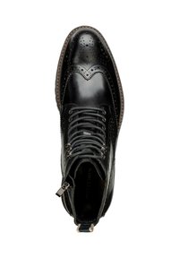 Bota de cuero negra hasta el tobillo con diseño de puntera alada, perforaciones decorativas, punta redonda, cierre de cordones en el frente, cremallera lateral y suela texturizada.