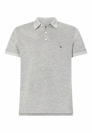 Polo gris en coton, avec un col, des manches courtes, une patte de boutonnage à deux boutons et un petit logo sur la poitrine gauche.