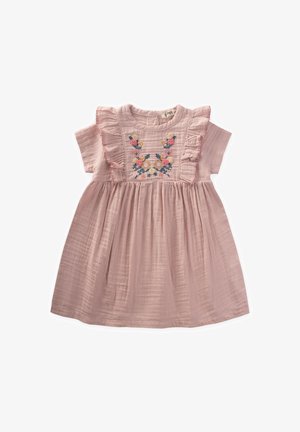 Vestido de algodón rosa con mangas cortas, acentos con volantes y bordado floral en el torso. Falda acampanada con una tela texturizada y ligera.