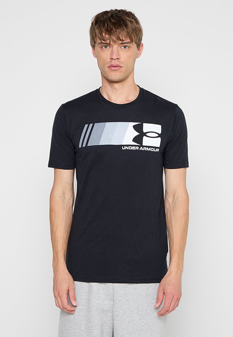 Schwarzes T-Shirt mit kurzen Ärmeln aus Baumwolle und Rundkragen. Verfügt über ein Verlaufsmuster und ein Logo-Design in Weiß und Grau über der Brust.
