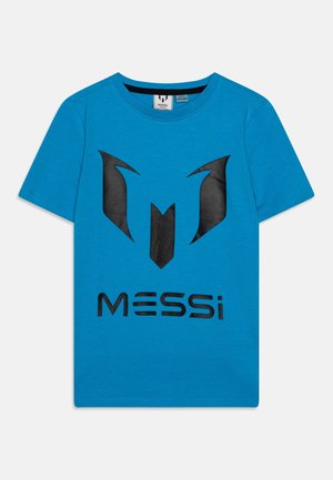 Niebieski t-shirt z krótkim rękawem, z czarnym abstrakcyjnym logo i napisem „MESSi” z przodu.