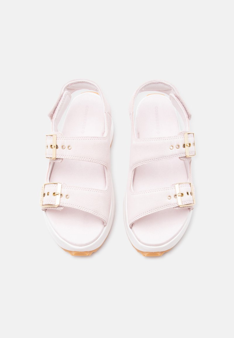 Coppia di sandali rosa chiaro con due cinturini con fibbie dorate regolabili e suole imbottite bianche, visti dall'alto su sfondo bianco.