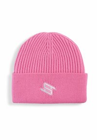 Roze gebreide beanie met ribbeltextuur, met een omgeslagen rand en een klein wit logo aan de voorkant.