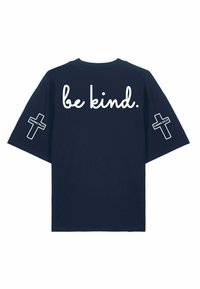 T-shirt bleu marine avec l'inscription « be kind. » en écriture blanche dans le dos et une croix blanche avec le texte « KARMA KILLS » sur chaque manche.