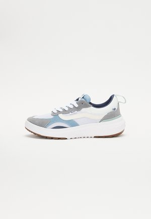 Graue und blaue Sneaker aus einer Mischung aus Wildleder und Mesh-Materialien, mit weißer Zwischensohle und strukturiertem Gummi-Außensohle. Enthält weiße Schnürsenkel und einen Zugriemen.