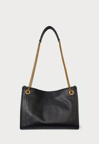 Bolsa de mão em couro preto com um acabamento texturizado, apresentando uma alça em corrente dourada e detalhes em ilhós redondos. Design espaçoso e estruturado.