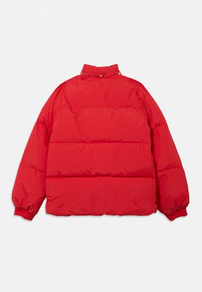 Casaco acolchoado vermelho com gola alta, punhos elásticos e design acolchoado. O tecido é liso e brilhante, apresentando uma cor sólida sem padrões.