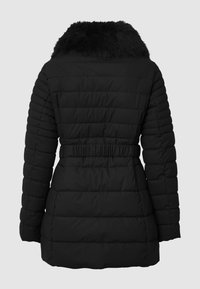 Cappotto invernale nero con colletto in pelliccia sintetica, texture trapuntata, vita cintrata e maniche lunghe. Design semplice senza hardware visibile.