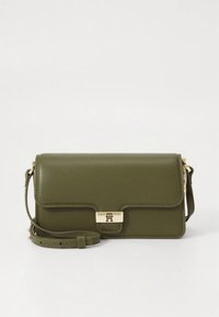 Olijfgroene leren crossbodytas met goudkleurige hardware, klepsluiting en een verstelbare riem. Gladde textuur en minimale stikdetails.