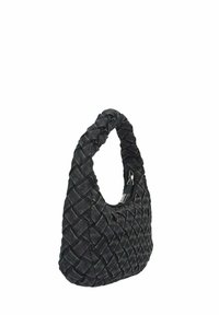 Borsa a tracolla nera trapuntata con manico rotondo e una tasca con zip in argento vicino alla parte superiore, in piedi su uno sfondo bianco.