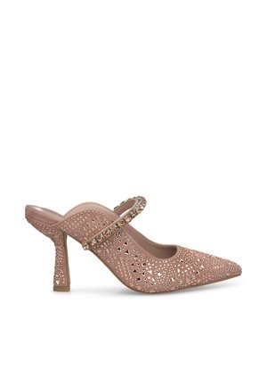 Scarpa décolleté nuda con punta affusolata, design a taglio e cinturino decorato. Presenta una parte superiore testurizzata con motivi geometrici e applicazioni di borchie.