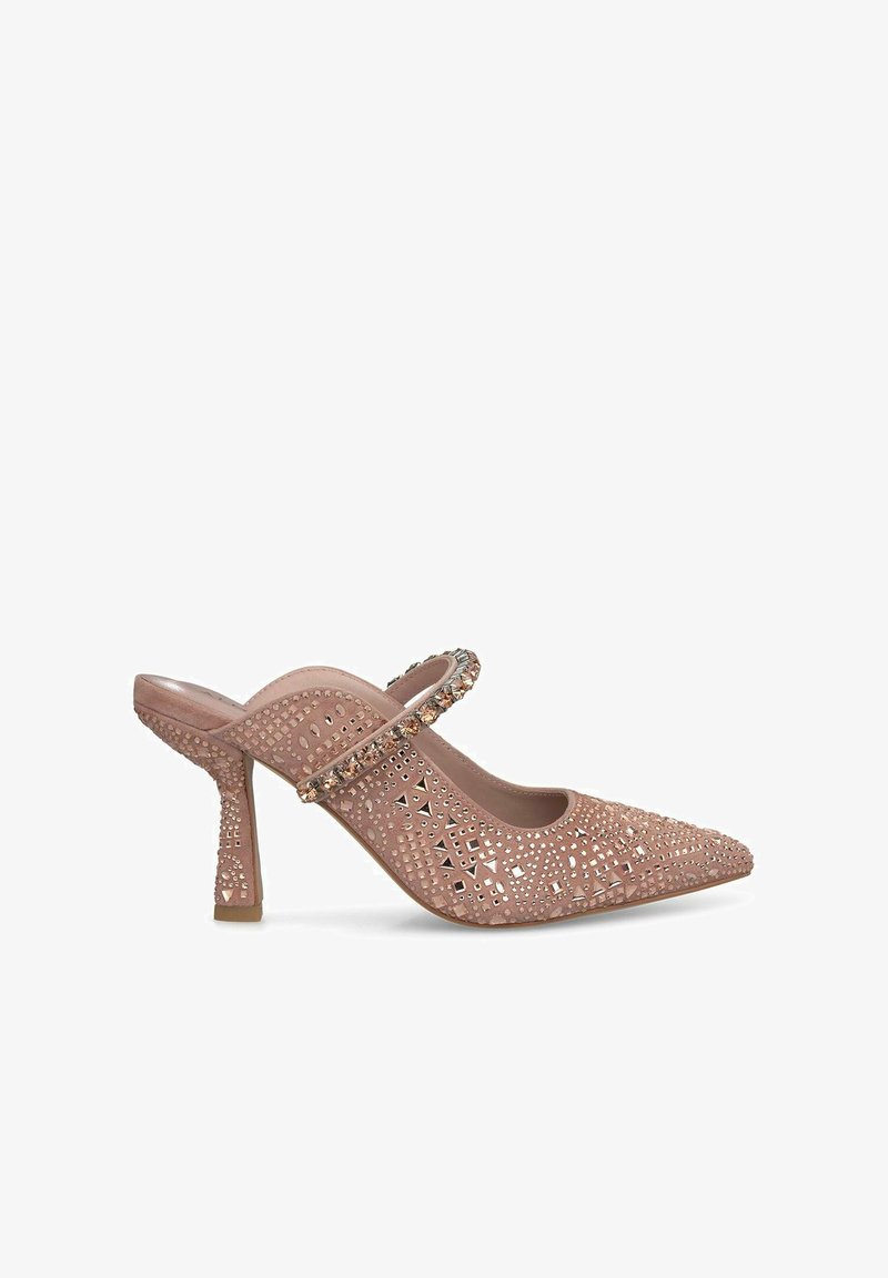 Nude High-Heel-Schuh mit spitzer Zehe, ausgeschnittenem Design und verziertem Riemen. Verfügt über ein strukturiertes Obermaterial mit geometrischen Mustern und Nietenakzenten.