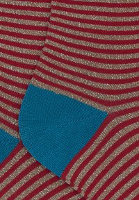 Gestreifte Socken mit roten, goldenen und blauen Farben. Das Design umfasst horizontale Streifen und einen kontrastierenden blauen Fersenbereich.