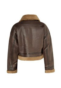 Brązowa skórzana krótkia kurtka z kołnierzem i podszewką z owczej wełny. Charakteryzuje się gładką teksturą i czystymi szwami, z kontrastującymi jasnobeżowymi akcentami.