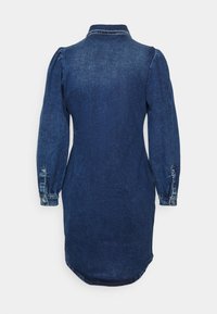 Tummansininen farkkumekko pitkillä puffeilla hihoilla, napilla varustetuilla hihansuilla ja pyöristetyllä helmalla nähtynä takaa.