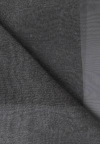 Tissu texturé gris foncé avec une surface douce et légèrement marbrée, comportant un superposition lisse et transparente dans une teinte plus claire de gris.
