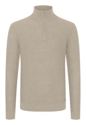 Bežs puskreisla džemperis, kas izgatavots no teksturēta adījuma. Tam ir augsta apkakle un ribota piedurknes un apakša, nodrošinot ciešu piegulšanu.