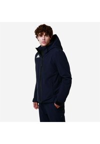 Giacca impermeabile blu navy con cappuccio, dotata di una cerniera nera e un logo ricamato bianco sul lato sinistro del petto. Polsini regolabili.