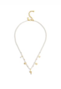 Hvid perlehalskæde med guldaccent, der har flere guld charm vedhæng og en justerbar guld kædeklips.