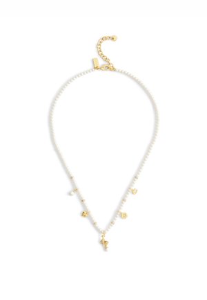 Collier en perles blanches avec accents dorés, comportant plusieurs pendentifs en forme de charme dorés et un fermoir réglable en chaîne dorée.
