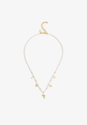 Collana di perle bianche con accenti dorati, caratterizzata da molteplici pendenti a forma di charm in oro e una chiusura a catena regolabile in oro.