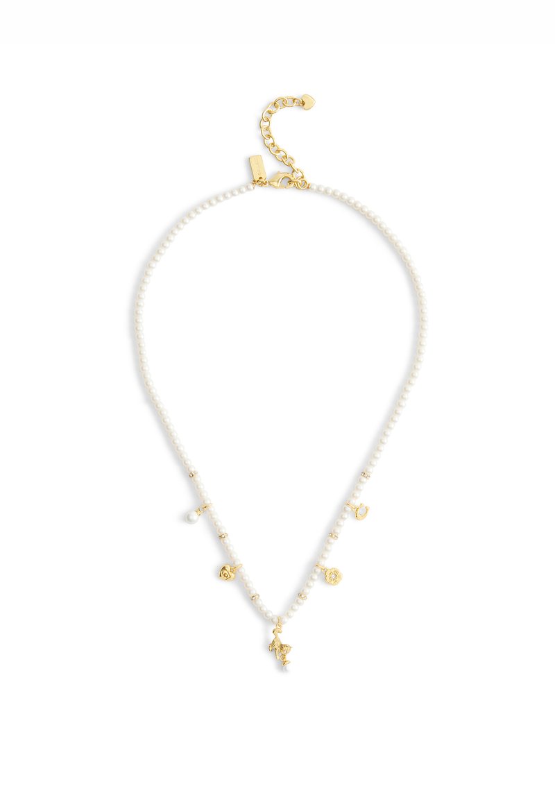 Hvid perlehalskæde med guldaccent, der har flere guld charm vedhæng og en justerbar guld kædeklips.