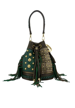 Borsa secchiello in pelle verde e marrone, con borchie dorate, nappine e motivo a quadri. Dotata di coulisse e accessori decorativi.