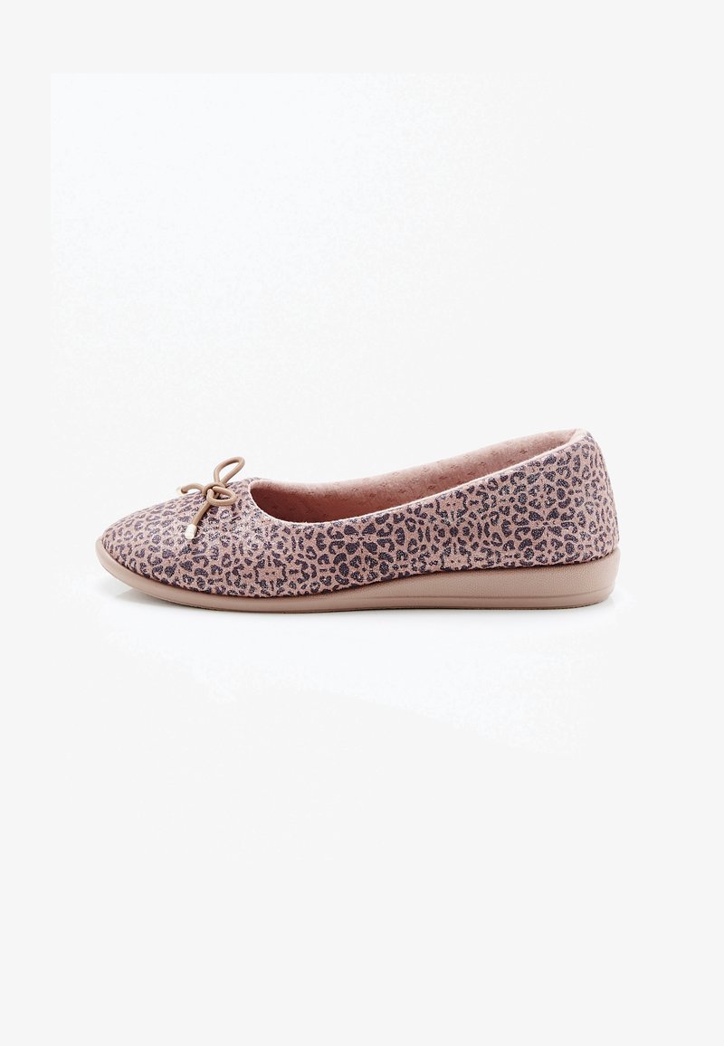 Ballerine avec imprimé léopard rose, bout rond et petit nœud décoratif. Matériau doux et semelle en caoutchouc flexible et profil bas.