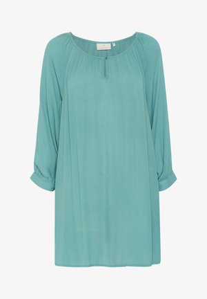 Lichtgewicht teal blouse met lange, opgerolde mouwen en een ronde halslijn. Beschikt over een subtiele textuur en een enkele knoopdetail aan de voorkant.