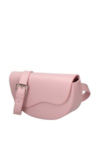 Borsa a tracolla in pelle rosa con una patta a punto onda, tracolla regolabile e una piccola maniglia laterale. Texture liscia con un design minimalista.